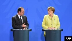 Angela Merkel dhe Francois Hollande gjatë një takimi të mëparshëm 