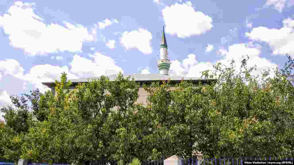 2007 senesinden berli camide Qırımnıñ yekâne Qurman afızlar mektebi çalışa