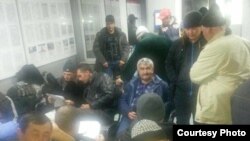 Таджикские трудовые мигранты, застрявшие на российско-казахской границе.