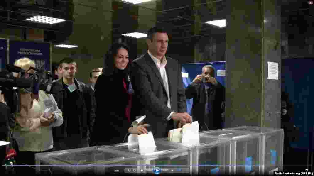 Лідер УДАРу Віталій Кличко разом із дружиною голосують на дільниці в Печерському районі Києва