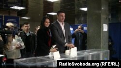 UDAR party leader Vitaliy Klychko and his wife vote in a polling station in Kyiv on October 28, 2012.