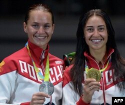 იანა ეგორიანი [მარჯვნივ]