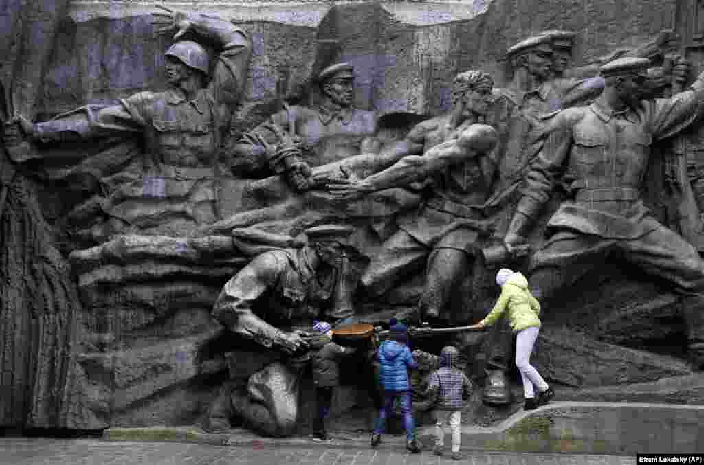 Діти граються біля пам&#39;ятника Невідомому солдату. Меморіал ветеранам Великої Вітчизняної війни, в меморіальному парку в Києві, 1 листопада 2017 року