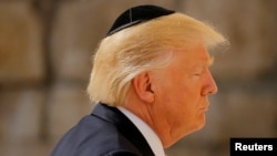 Presidenti amerikan, Donald Trump duke u lutur tek Muri Perëndimor në Jerusalem, foto nga arkivi
