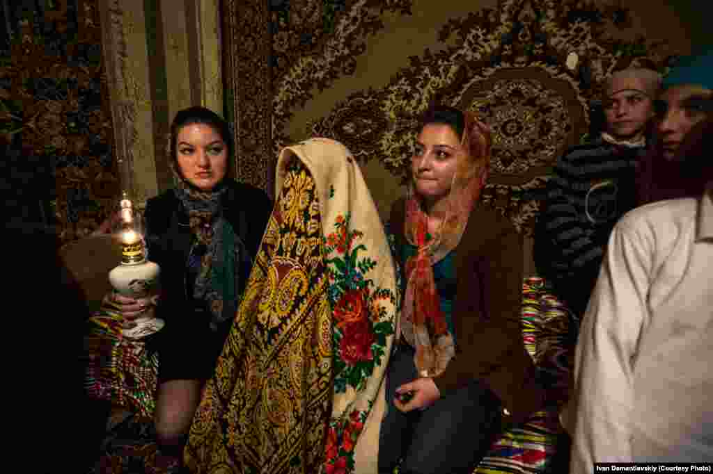 The bride will be accompanied by two friends until the veil is removed.&nbsp;