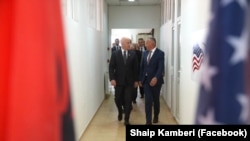 Kongresisti republikan, Keith Self, dhe deputeti shqiptar në Kuvendin e Serbisë, Shaip Kamberi. Preshevë, 26 maj 2026.