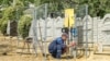Un muncitor de la Moldovagaz lucrează la extinderea rețelelor de distribuție a gazelor naturale în satul Chiștelnița, raionul Telenești, iunie 2024