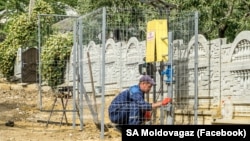 Un muncitor de la Moldovagaz lucrează la extinderea rețelelor de distribuție a gazelor naturale în satul Chiștelnița, raionul Telenești, iunie 2024