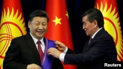 Presidenti i Kinës, Xi Jinping duke pranuar urdhrin më të lartë që ndaj Kirgizia nga presidenti i këtij vendi, Sooronbai Jeenbekov. Bishkek, qershor, 2019. 