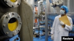 Tehničar u postrojenju za konverziju uranijuma u ​​Isfahanu, Iran, 3. februar 2007.