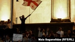 Акция протеста перед зданием парламента в Тбилиси