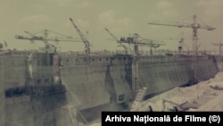 Macarale și utilaje de construcții la lucrările de la Canalul Dunăre-Marea Neagră, perioada anilor 1970-1980.