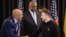 Președintele Statelor Majore Reunite din armata SUA, Charles Q. Brown (în stânga), și președintele ucrainean, Volodimir Zelenski, își strâng mâinile sub privirile ministrului american al Apărării, Lloyd Austin (centru), la începutul ședinței Grupului de Contact pentru Ucraina.