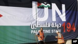 کارگران فلسطینی در حال پاکسازی خیابانی در شهر بیت الحم در جریان تظاهرات به نفع تشکیل کشور مستقل فلسطین.