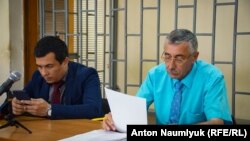 Сулейман Кадыров (справа) и Эмиль Курбединов (слева) в зале суда, 3 мая 2018 года