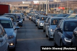 Birači sa Kosova na graničnom prelazu Merdare u danu parlamentarnih izbora u Srbiji, 17. decembar 2023.