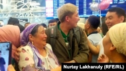 Родственники этнических казахов, прибывших из Китая, встречают их в аэропорту. Алматы, 6 мая 2022 года