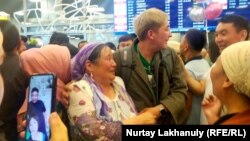 Алматыға Шыңжаңнан ұшып келген қазақ отбасының бір бөлігі. 6 мамыр 2022 жыл.