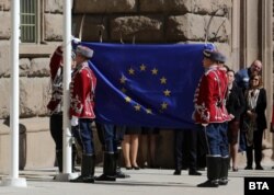 Гвардейци издигат европейското знаме пред президентството по случай Деня на Европа - 9 май