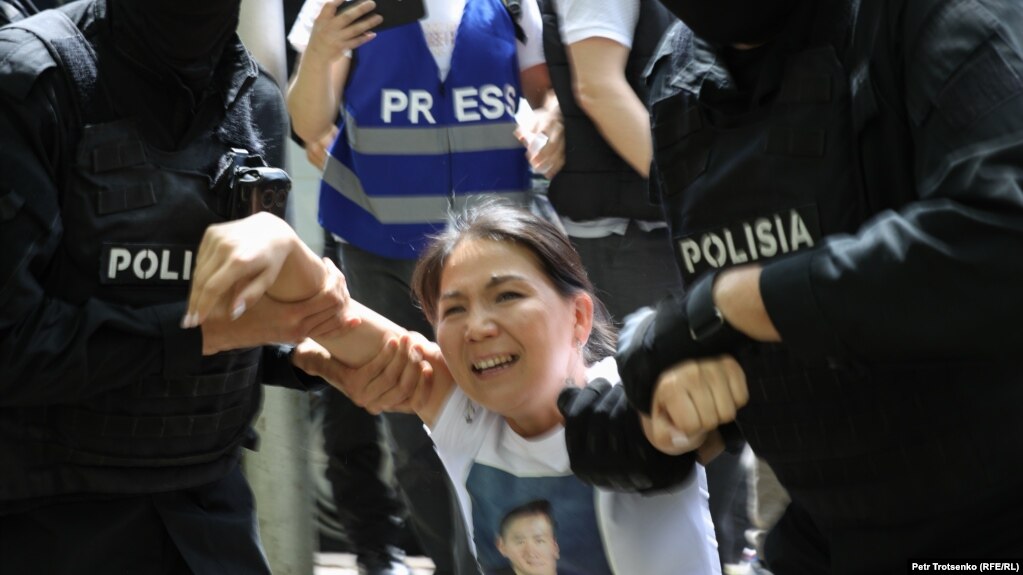 Полицейский спецназ задерживает Ингу Иманбай, супругу лидера незарегистрированной Демократической партии, который с февраля находится за решеткой. Алматы, 7 мая 2022 года