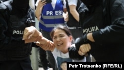 Полицейский спецназ задерживает Ингу Иманбай, жену лидера незарегистрированной Демократической партии, который с февраля находится за решеткой. Алматы, 7 мая 2022 года