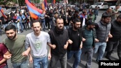 Armenia - Opposition supporters demonstrate in Yerevan, May 6, 2022.