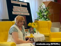 Галіна Максімюк на прэзэнтацыі сваёй кніжкі ў Гміннай бібліятэцы ў Нарве 27 красавіка 2022