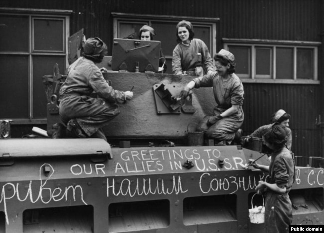 Подготовка танка в США к отправке в СССР. 1942 г.