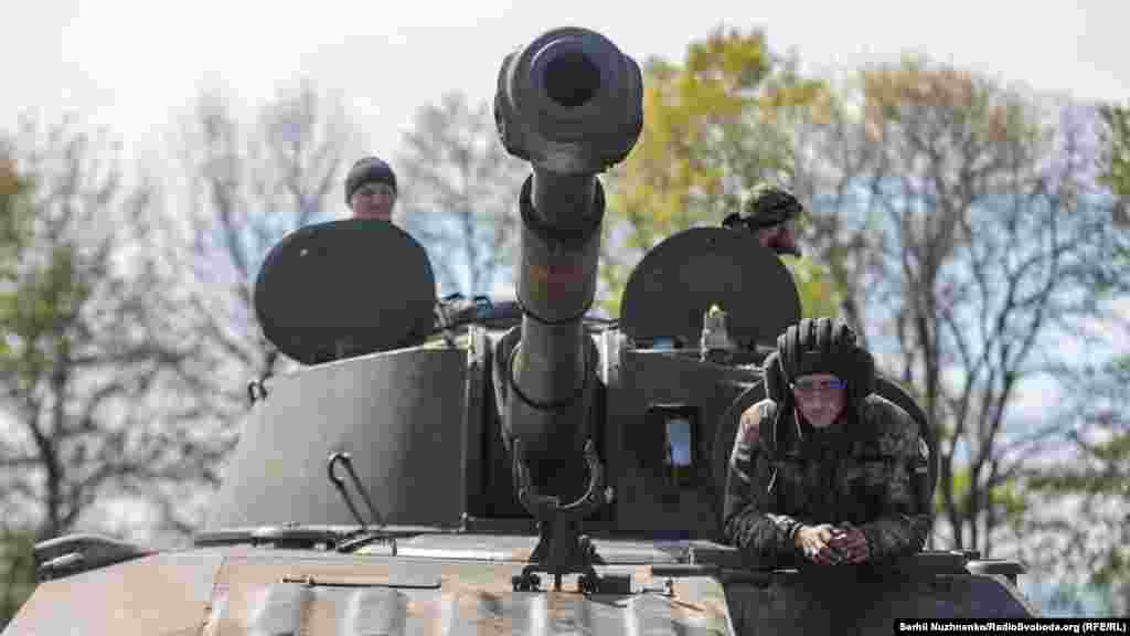 Украинские военные сидят в 122-мм самоходной артиллерийской установке 2С1 &laquo;Гвоздика&raquo;. Харьковская область, 7 мая 2022 года