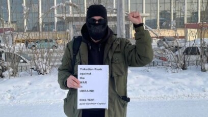 Пънк музикантът и активист от Якутия Айхал Аммосов обвинен от