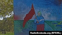 К 9 мая в оккупированном Бердянске нарисовали мурал с бабушкой из Харькова, якобы встречавшей оккупантов с советским флагом