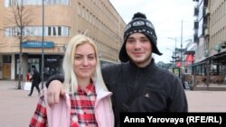 Viktorija Kuznyecova és Gyenyisz Fedotov a finnországi Joensuu városában, ahová Oroszországon át vezető, gyötrelmes utazás után jutottak el Mariupolból