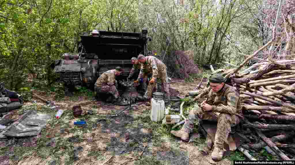 Українські військові ремонтують танк на позиціях. Харківська область, 1 травня 2022 року