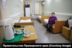 Egy Mariupolból érkezett ukrán nő a távolkeleti Primorszkij körzet egyik menekültközpontjában 2022. május 6-án