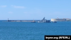 Буксировка в Севастопольской бухте малого ракетного корабля на воздушной подушке