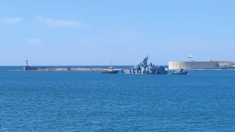 Из Севастопольской бухты буксиры утащили в море ракетный корабль на воздушной подушке (+фото)