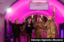 Накрая на концерта до Боно застанаха украински военни