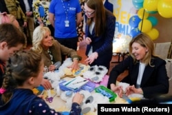  Джил Байдън и Олена Зеленска играят дружно с украински деца в учебното заведение в Ужгород 