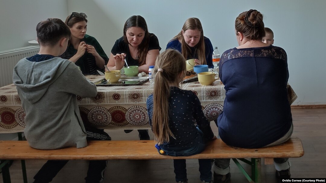 Zeci de refugiați din Ucraina beneficiază zilnic de o masă caldă la prânz, într-o cantină deschisă special pentru ei, la Cluj-Napoca. 