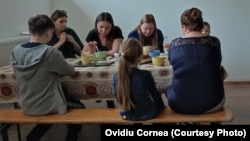 Zeci de refugiați din Ucraina beneficiază zilnic de o masă caldă la prânz, într-o cantină deschisă special pentru ei, la Cluj-Napoca. 