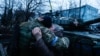 Жыхарка Чарнігаўскай вобласьці дзякуе ўкраінскаму вайскоўцу за вызваленьне ад расейскіх войскаў, красавік 2022 году