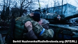 Жыхарка Чарнігаўскай вобласьці дзякуе ўкраінскаму вайскоўцу за вызваленьне ад расейскіх войскаў, красавік 2022 году