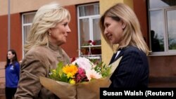 Олена Зеленска (вдясно) посреща първата дама на САЩ Джил Байдън в граничния украински град Ужгород в неделя