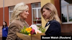 Prva dana Ukrajine Olena Zelenska daje cvijeće američkoj prvoj dami Jill Biden u ispred škole, 8. maja