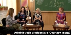 Prima doamnă a SUA a mers la o școală din București unde discută cu profesorii și mamele din Ucraina