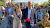 Fostul președinte Igor Dodon și deputatul socialist Vlad Bătrâncea, purtând „panglica Sf. Gheorghe” la un marș comemorativ pe 9 mai 2022, la Chișinău. Fosta primă doamnă, Galina Dodon, a venit la marș cu garoafe roșii.