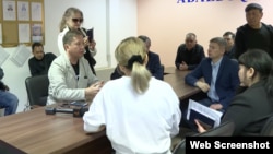 Әділет министрлігі өкілдерінен "Алға, Қазақстан" партиясын тіркемеу себебін сұрап отырған оппозиция белсенділері. Нұр-Сұлтан, 5 мамыр 2022 жыл. 