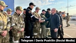 Россия президенти маъмурияти раҳбарининг биринчи ўринбосари Сергей Кириенко ишғол қилинган Мариуполь шаҳрида (архив сурати)