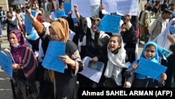 په کابل کې فعالانې د تعلیم وزارت مخې ته د نجونو او ښځو د حقونو لپاره مظاهره کوي - انځور له ارشیفه. 