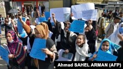 Fotografi e realizuar gjatë një proteste të mëhershme të grave dhe vajzave në Afganistan. 